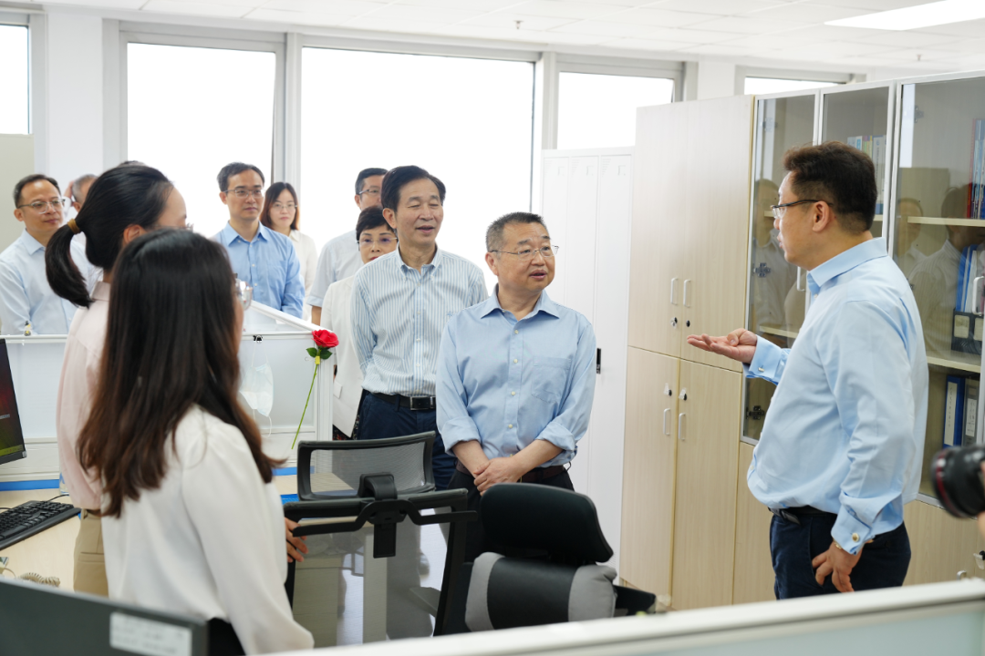 國家醫療保障局黨組書記、局長胡靜林調研醫保研究會和《中國醫療保險》雜志社